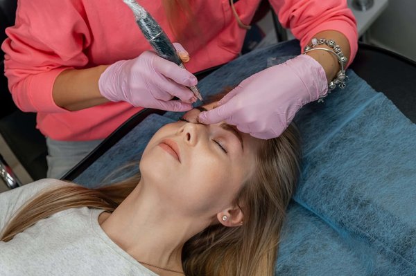 Découvrez nos astuces pour un soin des sourcils époustouflants