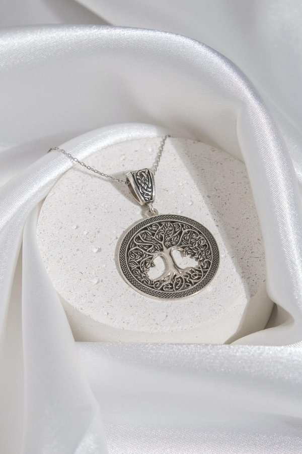 Bague arbre de vie : les bienfaits offerts par l'accessoire